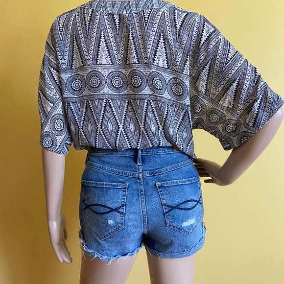 H&M Semi sheer black & white Aztec print popover V Neck top by H&M - Picture 9 of 9